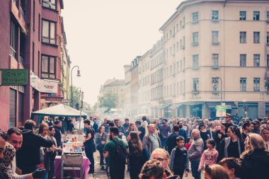 Berlin, Almanya - 01 Mayıs 2019: Mayıs'ta myfest kutlamalarında sokaktaki insanlar , 1. mai, Berlin, Kreuzberg