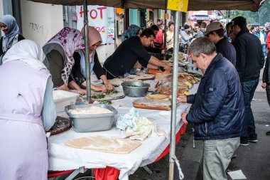 Kadınlar benim festivalimde sokak pazarında yemek hazırlıyorlar, İşçi Bayramı geçit töreninde.