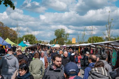 Berlin, Almanya - Mayıs 2019: İnsanlar Pazar günü Berlin 'de Mauerpark' ta bit pazarında