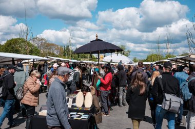 Berlin, Almanya - Mayıs 2019: İnsanlar Pazar günü Berlin 'de Mauerpark' ta bit pazarında