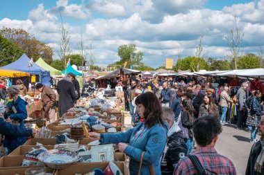 Berlin, Almanya - Mayıs 2019: İnsanlar Pazar günü Berlin 'de Mauerpark' ta bit pazarında