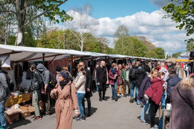 Berlin, Almanya - Mayıs 2019: İnsanlar Pazar günü Berlin 'de Mauerpark' ta bit pazarında