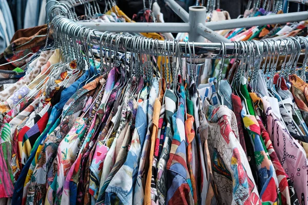 Vêtements d'occasion, mode vintage sur le marché aux puces — Photo