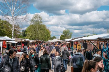 Berlin, Almanya - Mayıs 2019: İnsanlar Pazar günü Berlin 'de Mauerpark' ta bit pazarında