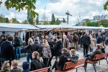 Berlin, Almanya - Mayıs 2019: İnsanlar Pazar günü Berlin 'de Mauerpark' ta bit pazarında