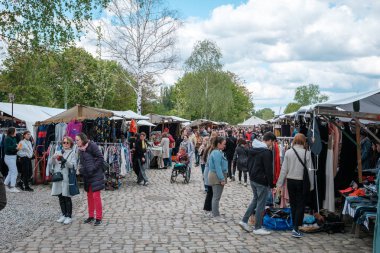 Berlin, Almanya - Mayıs 2019: İnsanlar Pazar günü Berlin 'de Mauerpark' ta bit pazarında