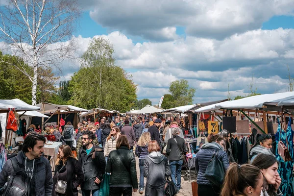 Berlin, Almanya - Mayıs 2019: İnsanlar Pazar günü Berlin 'de Mauerpark' ta bit pazarında