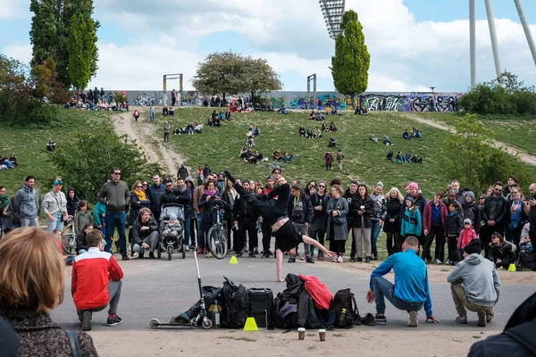 Berlin, Almanya - Mayıs 2019: Berlin 'deki kalabalık parkta sokak dansçısı grup dansı (Mauerpark)