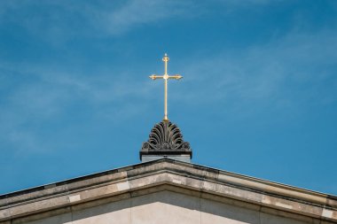 Kilisenin çatısında altın haç - din sembolü - Hıristiyanlık,