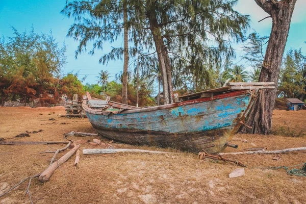 Karada eski ahşap balıkçı teknesi, sahile yakın eski bir balıkçı teknesi. -