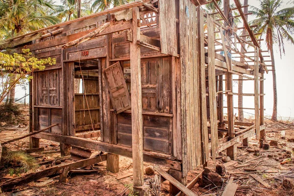 Casa destruida en la costa, cabaña de madera ruina / casa destruida hecha —  Fotos de Stock