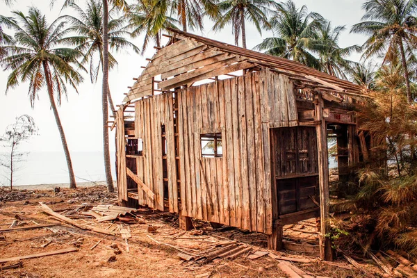 Casa destruida en la costa, cabaña de madera ruina / casa destruida hecha —  Fotos de Stock