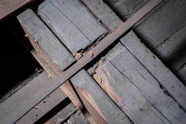 Eski tavan arasında zayıf ahşap döşeme kirişi ve destek yorumu