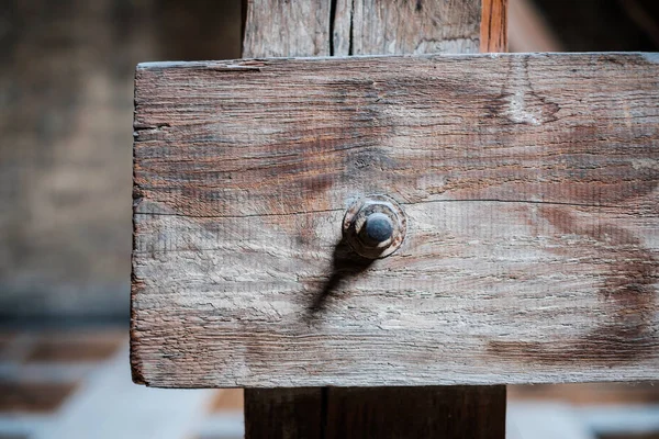 Rusty screw in  wood beam closeup - construction concept backgro — Stock Photo, Image