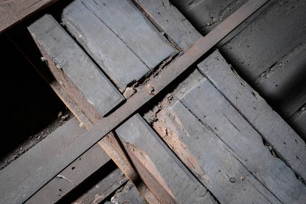 Feixe de chão de madeira fraca no sótão velho / loft com construção de apoio — Fotografia de Stock