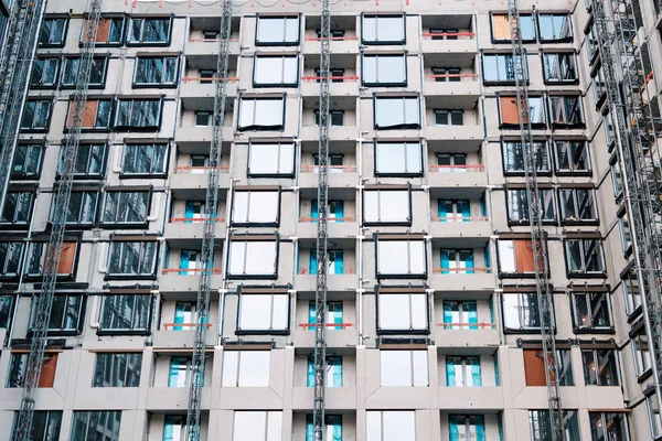 Fachada de construção em construção, desenvolvimento imobiliário  - — Fotografia de Stock