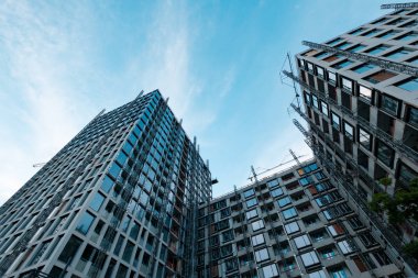 Yapım aşamasındaki bina cephesi, gayrimenkul geliştirme  -