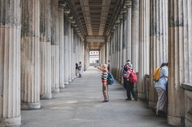 Berli'deki Museum Island'da gezi turuna katılan turistler