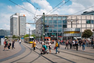 Berlin 'deki Alexanderplatz Meydanı' nda kalabalık sokaktaki insanlar