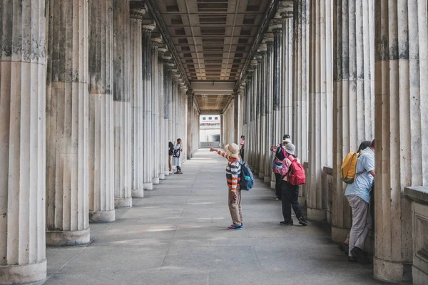 Berli'deki Museum Island'da gezi turuna katılan turistler