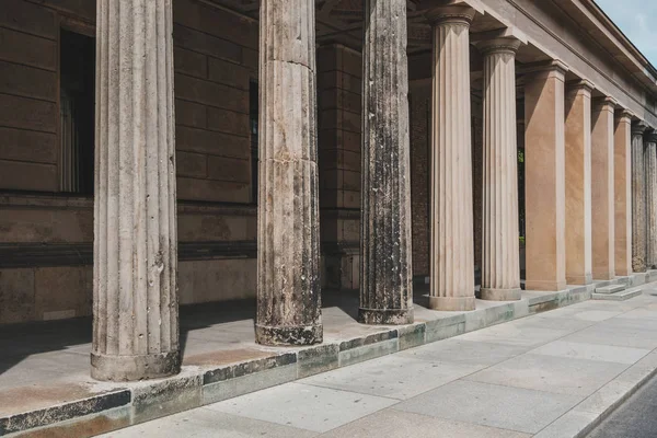 Colonnes anciennes et nouvelles à la façade historique restaurée à l'île Museum — Photo