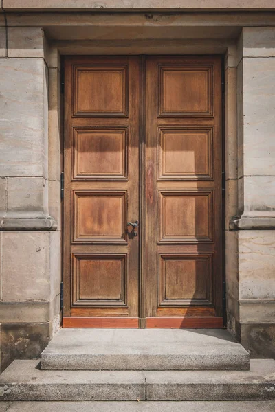 Stare drewniane drzwi izolowane na zabytkowym budynku  - — Zdjęcie stockowe