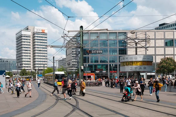 Människor på trångt gata vid Alexanderplatz torg i Berlin stad — Stockfoto