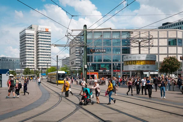 Människor på trångt gata vid Alexanderplatz torg i Berlin stad — Stockfoto