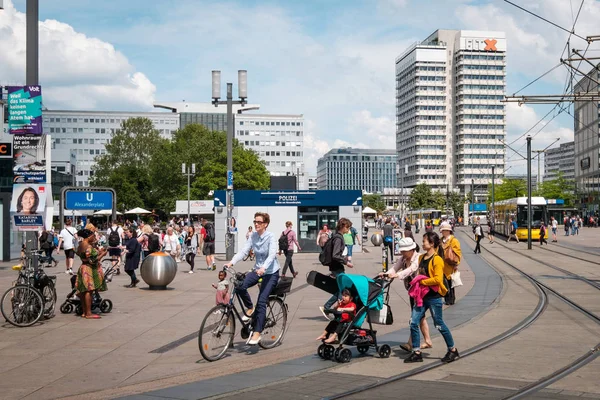 Människor på trångt gata vid Alexanderplatz torg i Berlin stad — Stockfoto