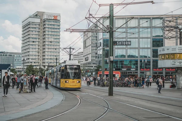 Pessoas e bonde trem na rua na Alexanderplatz Square em Berl — Fotografia de Stock