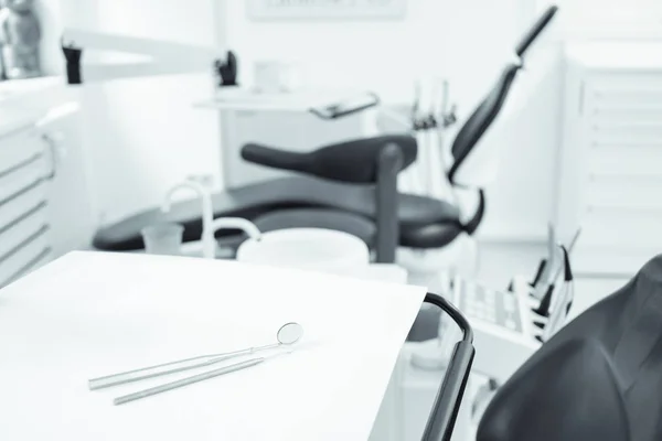 Концепция стоматолога, инструменты на кафедре стоматолога в интерьере стоматологической клиники — стоковое фото