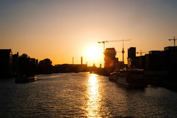 Sunset sky over river spree in Berlin with Tv tower skyline - — Stock Photo, Image