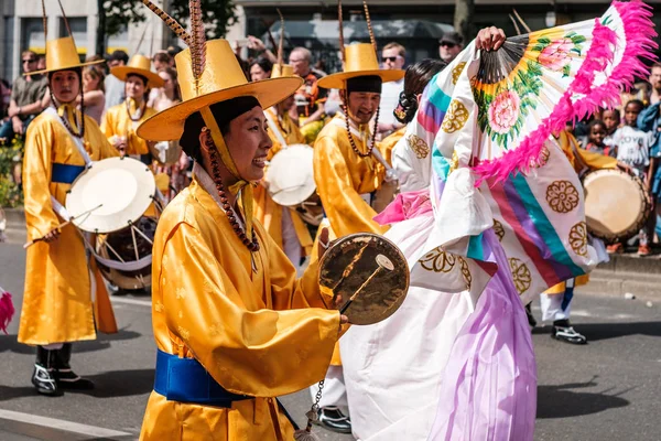 Koreanska folket i traditionella kostymer på Karneval der Kulturen ( — Stockfoto