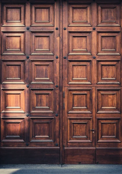 Massive wooden door entrance  - big wood gate - — Stock Photo, Image