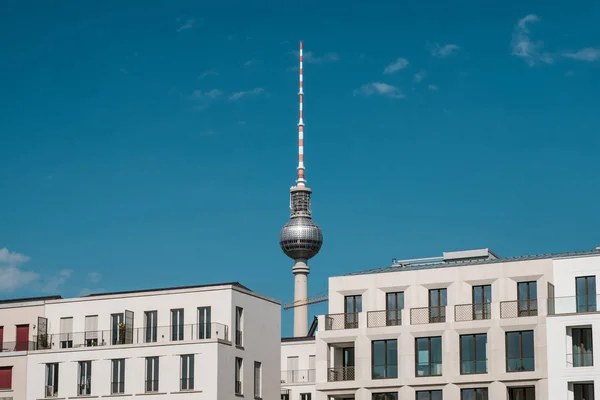 Imobiliário em Berlim conceito - edifícios de apartamentos e torre de tv — Fotografia de Stock