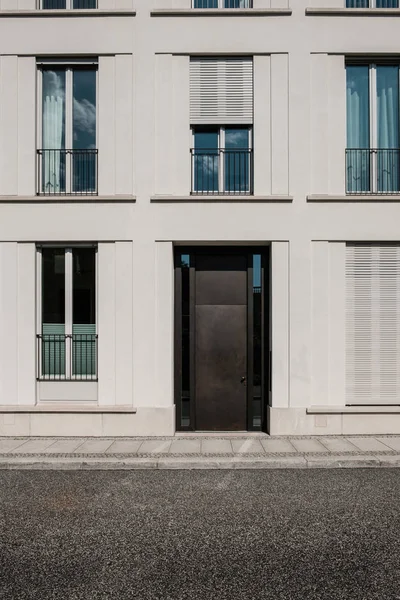 Вхідні двері на сучасній будівлі з порожньою вулицею   - — стокове фото