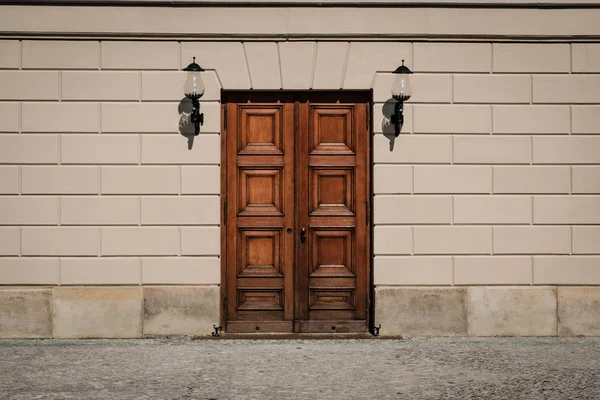 Closed wooden door building entrance on street with copy space o — Stock Photo, Image