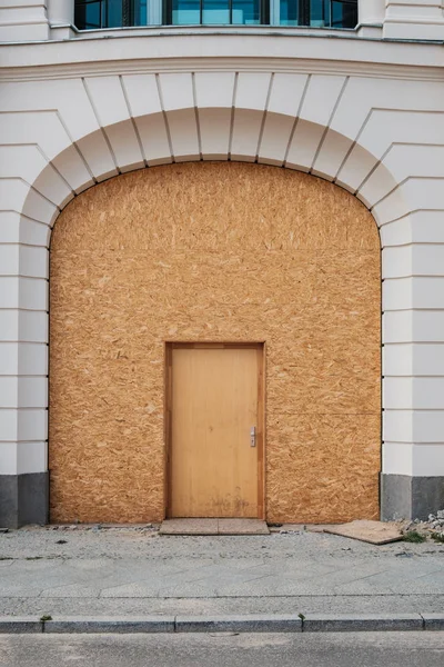 Porta de entrada temporária, porta de madeira em belo edifício  - — Fotografia de Stock