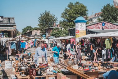 Berlin,Friedrichshain güneşli bir pazar günü Ham bit pazarında İnsanlar