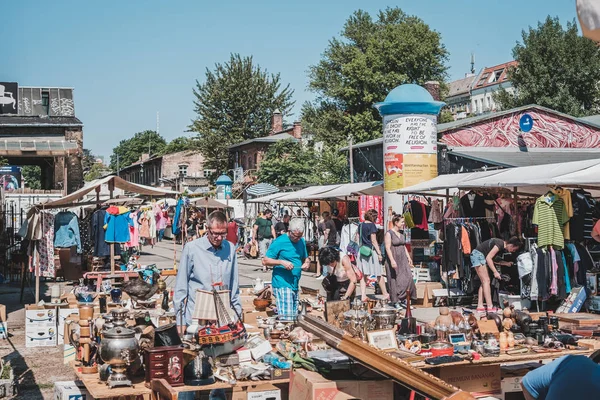 Berlin'de güneşli bir pazar günü Ham bit pazarında Insanlar, Friedrich