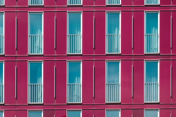 Fachada de edifício moderno - padrão de janela no exterior do hotel , — Fotografia de Stock