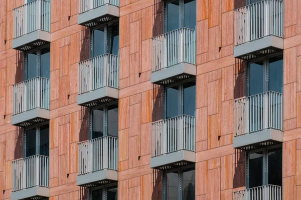 Балконы на фасаде здания - фон недвижимости — стоковое фото