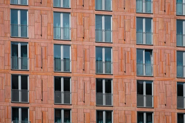 建物のファサード - 家の外観上の窓パターン — ストック写真