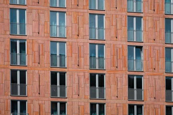 Fachada del edificio - patrón de ventana en el exterior de la casa —  Fotos de Stock