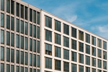Modern ofis binalarına ve mavi gökyüzüne bakış açısı