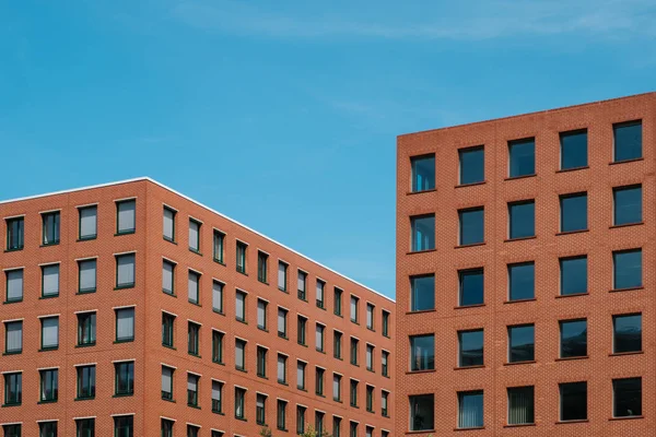 붉은 벽돌 블록과 푸른 하늘 - 부동산 개념 — 스톡 사진