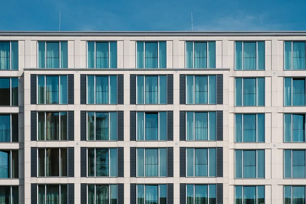 현대 호텔 건물의 창 외관 -부동산 외관, — 스톡 사진