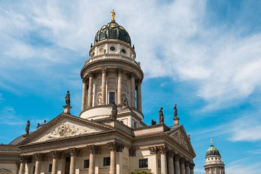 Berlin'deki Gendarmenmarkt'ta Alman kubbesi -
