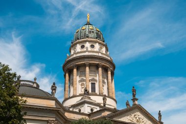Berlin'deki Gendarmenmarkt'ta Alman kubbesi -