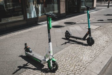  Elektrikli scooter , kaldırımda escooter veya e-scooter 